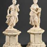Paar allegorische Elfenbein Figuren "Sommer" und Frühling" auf hexagonalen Sockeln (mit Holzkern), Deutsch 18.Jh., H. 21,5/22cm, 1x defekt, Genehmigung nach VO (EG) 338/97 liegt vor (kein Export außerhalb … - photo 2