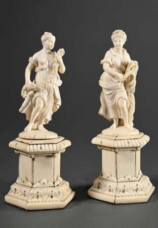 Paar allegorische Elfenbein Figuren "Sommer" und Frühling" auf hexagonalen Sockeln (mit Holzkern), Deutsch 18.Jh., H. 21,5/22cm, 1x defekt, Genehmigung nach VO (EG) 338/97 liegt vor (kein Export außerhalb … - photo 2