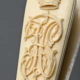 2 Diverse Elfenbein Fächer: 1x mit aufgesetztem bekrönten Monogramm und 1x mit graviertem Monogramm, Deutsch um 1880, L. 22,3/24,5cm, defekt, Genehmigung nach VO (EG) 338/97 liegt vor (kein Export außerhalb der EU) - photo 4