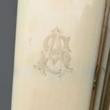 2 Diverse Elfenbein Fächer: 1x mit aufgesetztem bekrönten Monogramm und 1x mit graviertem Monogramm, Deutsch um 1880, L. 22,3/24,5cm, defekt, Genehmigung nach VO (EG) 338/97 liegt vor (kein Export außerhalb der EU) - photo 5