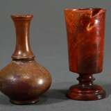 2 Diverse kleine gedrechselte Bernstein Gefäße, Ostpreußen 17./18.Jh.: Balusterflakon (H. 6cm) und hoher Fußbecher (H. 6,2cm, Rand def.) - photo 1