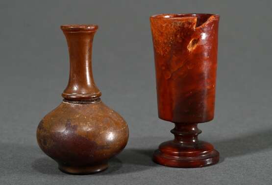 2 Diverse kleine gedrechselte Bernstein Gefäße, Ostpreußen 17./18.Jh.: Balusterflakon (H. 6cm) und hoher Fußbecher (H. 6,2cm, Rand def.) - photo 1