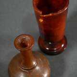2 Diverse kleine gedrechselte Bernstein Gefäße, Ostpreußen 17./18.Jh.: Balusterflakon (H. 6cm) und hoher Fußbecher (H. 6,2cm, Rand def.) - photo 2