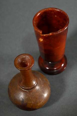 2 Diverse kleine gedrechselte Bernstein Gefäße, Ostpreußen 17./18.Jh.: Balusterflakon (H. 6cm) und hoher Fußbecher (H. 6,2cm, Rand def.) - photo 2