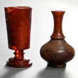 2 Diverse kleine gedrechselte Bernstein Gefäße, Ostpreußen 17./18.Jh.: Balusterflakon (H. 6cm) und hoher Fußbecher (H. 6,2cm, Rand def.) - photo 3