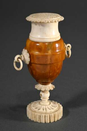Empire Streuer in Amphorenform, Buchsbaum mit Knochen, Seemannsarbeit (?), um 1800/1820, H. 10cm, Riss am Standring - photo 1