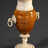 Empire Streuer in Amphorenform, Buchsbaum mit Knochen, Seemannsarbeit (?), um 1800/1820, H. 10cm, Riss am Standring - photo 1