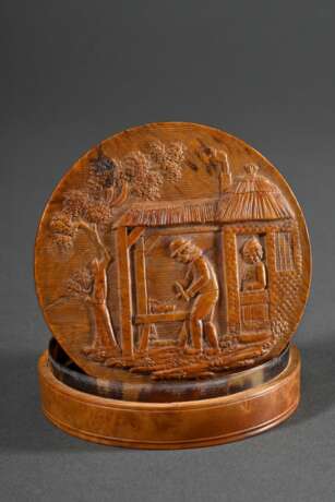 Holländische Buchsbaum Schnupftabakdose mit geprägtem und geschnitzem Relief "Holzschuhmacher", Interieur in Schildpatt, um 1780/1800, H. 2,4cm, Ø 7,7cm - photo 1