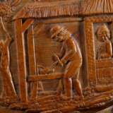 Holländische Buchsbaum Schnupftabakdose mit geprägtem und geschnitzem Relief "Holzschuhmacher", Interieur in Schildpatt, um 1780/1800, H. 2,4cm, Ø 7,7cm - photo 2
