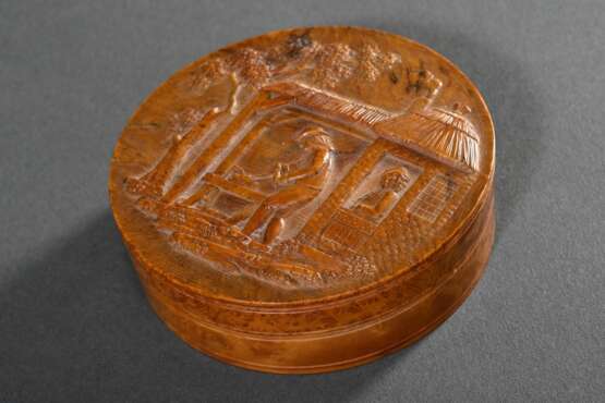 Holländische Buchsbaum Schnupftabakdose mit geprägtem und geschnitzem Relief "Holzschuhmacher", Interieur in Schildpatt, um 1780/1800, H. 2,4cm, Ø 7,7cm - photo 3