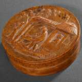 Holländische Buchsbaum Schnupftabakdose mit geprägtem und geschnitzem Relief "Holzschuhmacher", Interieur in Schildpatt, um 1780/1800, H. 2,4cm, Ø 7,7cm - photo 3