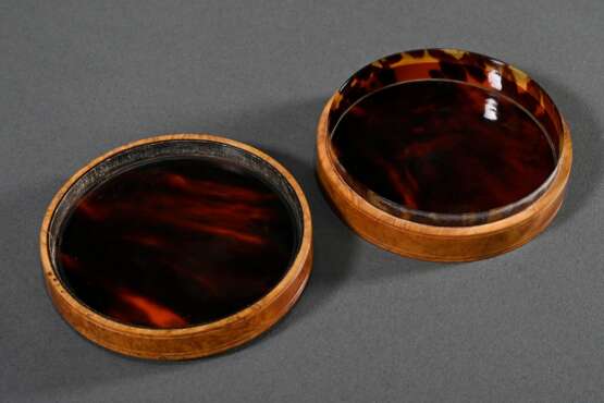 Holländische Buchsbaum Schnupftabakdose mit geprägtem und geschnitzem Relief "Holzschuhmacher", Interieur in Schildpatt, um 1780/1800, H. 2,4cm, Ø 7,7cm - photo 4