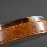 Holländische Buchsbaum Schnupftabakdose mit geprägtem und geschnitzem Relief "Holzschuhmacher", Interieur in Schildpatt, um 1780/1800, H. 2,4cm, Ø 7,7cm - photo 5