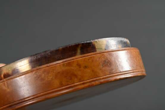 Holländische Buchsbaum Schnupftabakdose mit geprägtem und geschnitzem Relief "Holzschuhmacher", Interieur in Schildpatt, um 1780/1800, H. 2,4cm, Ø 7,7cm - photo 5