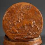 Holländische Tujaholz Schnupftabakdose mit geprägtem und geschnitztem Relief "Rastender Hirte mit Vieh", Interieur in Schildpatt, Ende 18.Jh., H. 2,1cm, Ø 7,8cm - photo 1