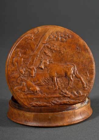 Holländische Tujaholz Schnupftabakdose mit geprägtem und geschnitztem Relief "Rastender Hirte mit Vieh", Interieur in Schildpatt, Ende 18.Jh., H. 2,1cm, Ø 7,8cm - photo 1