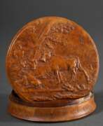Объекты Vertu. Holländische Tujaholz Schnupftabakdose mit geprägtem und geschnitztem Relief &quot;Rastender Hirte mit Vieh&quot;, Interieur in Schildpatt, Ende 18.Jh., H. 2,1cm, Ø 7,8cm