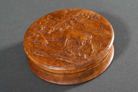 Holländische Tujaholz Schnupftabakdose mit geprägtem und geschnitztem Relief "Rastender Hirte mit Vieh", Interieur in Schildpatt, Ende 18.Jh., H. 2,1cm, Ø 7,8cm - photo 2