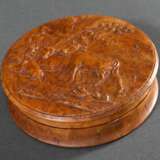 Holländische Tujaholz Schnupftabakdose mit geprägtem und geschnitztem Relief "Rastender Hirte mit Vieh", Interieur in Schildpatt, Ende 18.Jh., H. 2,1cm, Ø 7,8cm - photo 2
