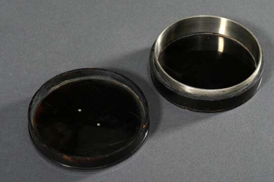 Runde Schildpatt Schnupftabakdose mit aufgelegtem halbplastischem Silber Wappenschild, 19.Jh., H. 2,5cm, Ø 7,5cm, Riss, unterer Rand best. - photo 4