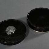 Runde Schildpatt Schnupftabakdose mit aufgelegtem halbplastischem Silber Wappenschild, 19.Jh., H. 2,5cm, Ø 7,5cm, Riss, unterer Rand best. - photo 5