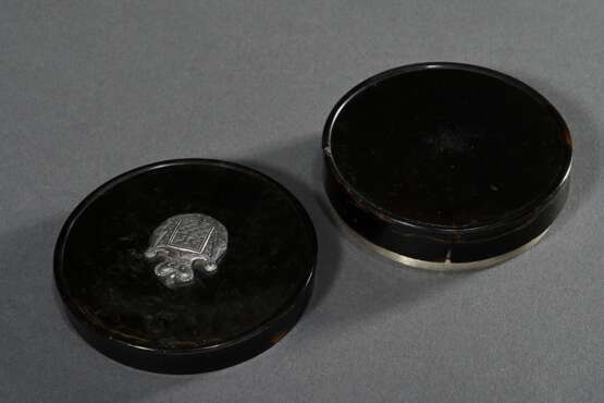 Runde Schildpatt Schnupftabakdose mit aufgelegtem halbplastischem Silber Wappenschild, 19.Jh., H. 2,5cm, Ø 7,5cm, Riss, unterer Rand best. - photo 5