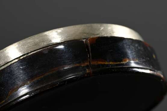 Runde Schildpatt Schnupftabakdose mit aufgelegtem halbplastischem Silber Wappenschild, 19.Jh., H. 2,5cm, Ø 7,5cm, Riss, unterer Rand best. - photo 6