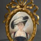 Feine Miniatur "Junge Frau mit Federhut" nach Philibert-Louis Debucourt (1755-1832) Interpretation von Peter Paul Rubens "Susanna Lunden", Aquarell in geschnitztem und vergoldetem Rahmen mit Schleifen… - фото 1