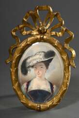 Feine Miniatur &quot;Junge Frau mit Federhut&quot; nach Philibert-Louis Debucourt (1755-1832) Interpretation von Peter Paul Rubens &quot;Susanna Lunden&quot;, Aquarell in geschnitztem und vergoldetem Rahmen mit Schleifen…