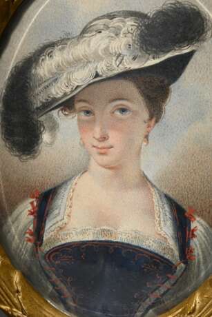 Feine Miniatur "Junge Frau mit Federhut" nach Philibert-Louis Debucourt (1755-1832) Interpretation von Peter Paul Rubens "Susanna Lunden", Aquarell in geschnitztem und vergoldetem Rahmen mit Schleifen… - фото 2