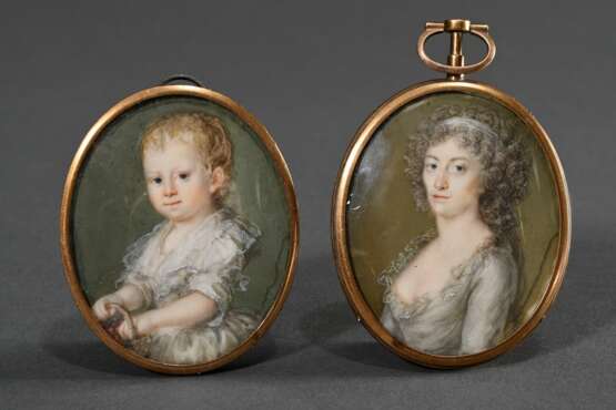 2 Diverse feine Miniaturen "Dame mit grauen Locken" (8,8x5,3cm, Rückseite lose) und "Kleinkind mit Körbchen" (6,3x5,2cm), Gouache auf Elfenbein, Frankreich um 1780/1800, in zeitgenössischen Rotgold 58… - photo 1