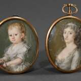 2 Diverse feine Miniaturen "Dame mit grauen Locken" (8,8x5,3cm, Rückseite lose) und "Kleinkind mit Körbchen" (6,3x5,2cm), Gouache auf Elfenbein, Frankreich um 1780/1800, in zeitgenössischen Rotgold 58… - photo 1