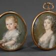 2 Diverse feine Miniaturen &quot;Dame mit grauen Locken&quot; (8,8x5,3cm, Rückseite lose) und &quot;Kleinkind mit Körbchen&quot; (6,3x5,2cm), Gouache auf Elfenbein, Frankreich um 1780/1800, in zeitgenössischen Rotgold 58… - Maintenant aux enchères