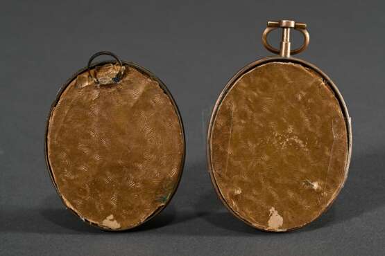 2 Diverse feine Miniaturen "Dame mit grauen Locken" (8,8x5,3cm, Rückseite lose) und "Kleinkind mit Körbchen" (6,3x5,2cm), Gouache auf Elfenbein, Frankreich um 1780/1800, in zeitgenössischen Rotgold 58… - photo 2