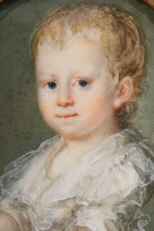 2 Diverse feine Miniaturen "Dame mit grauen Locken" (8,8x5,3cm, Rückseite lose) und "Kleinkind mit Körbchen" (6,3x5,2cm), Gouache auf Elfenbein, Frankreich um 1780/1800, in zeitgenössischen Rotgold 58… - photo 3