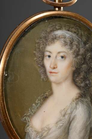 2 Diverse feine Miniaturen "Dame mit grauen Locken" (8,8x5,3cm, Rückseite lose) und "Kleinkind mit Körbchen" (6,3x5,2cm), Gouache auf Elfenbein, Frankreich um 1780/1800, in zeitgenössischen Rotgold 58… - photo 4