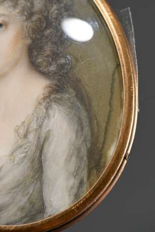 2 Diverse feine Miniaturen "Dame mit grauen Locken" (8,8x5,3cm, Rückseite lose) und "Kleinkind mit Körbchen" (6,3x5,2cm), Gouache auf Elfenbein, Frankreich um 1780/1800, in zeitgenössischen Rotgold 58… - photo 5