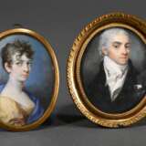 2 Diverse feine Miniaturen "Junger Mann mit weißer Halsbinde" (m.l. sign. C. Duchene, 8,5x7,6cm) und "Dame mit blauem Schultertuch" (7,5x6cm), Frankreich um 1780/1800, Gouache auf Elfenbein, in Messin… - photo 1