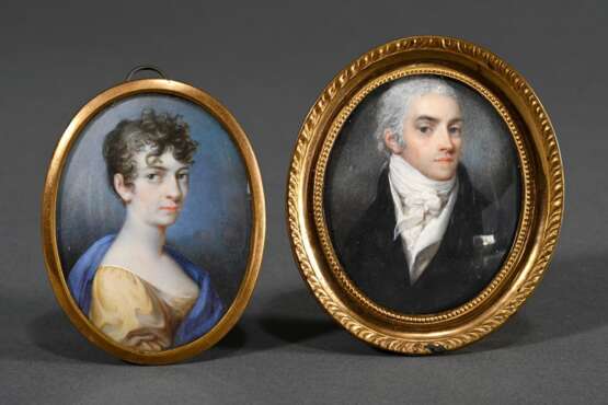 2 Diverse feine Miniaturen "Junger Mann mit weißer Halsbinde" (m.l. sign. C. Duchene, 8,5x7,6cm) und "Dame mit blauem Schultertuch" (7,5x6cm), Frankreich um 1780/1800, Gouache auf Elfenbein, in Messin… - photo 1