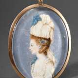 Ovale Miniatur "Dame mit hoch aufgetürmter Coiffure" in RG 585 Rahmung, Gouache auf Elfenbein, Ende 18.Jh., 11x8,2cm, zus. 74g, Genehmigung nach VO (EG) 338/97 liegt vor (kein Export außerhalb der EU) - Foto 1