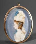Объекты Vertu. Ovale Miniatur &quot;Dame mit hoch aufgetürmter Coiffure&quot; in RG 585 Rahmung, Gouache auf Elfenbein, Ende 18.Jh., 11x8,2cm, zus. 74g, Genehmigung nach VO (EG) 338/97 liegt vor (kein Export außerhalb der EU)