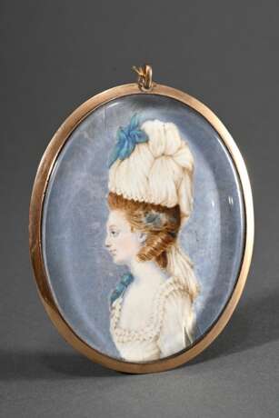 Ovale Miniatur "Dame mit hoch aufgetürmter Coiffure" in RG 585 Rahmung, Gouache auf Elfenbein, Ende 18.Jh., 11x8,2cm, zus. 74g, Genehmigung nach VO (EG) 338/97 liegt vor (kein Export außerhalb der EU) - Foto 1