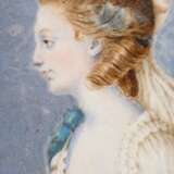 Ovale Miniatur "Dame mit hoch aufgetürmter Coiffure" in RG 585 Rahmung, Gouache auf Elfenbein, Ende 18.Jh., 11x8,2cm, zus. 74g, Genehmigung nach VO (EG) 338/97 liegt vor (kein Export außerhalb der EU) - Foto 2