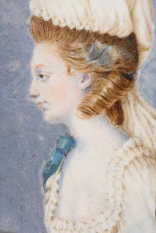 Ovale Miniatur "Dame mit hoch aufgetürmter Coiffure" in RG 585 Rahmung, Gouache auf Elfenbein, Ende 18.Jh., 11x8,2cm, zus. 74g, Genehmigung nach VO (EG) 338/97 liegt vor (kein Export außerhalb der EU) - Foto 2
