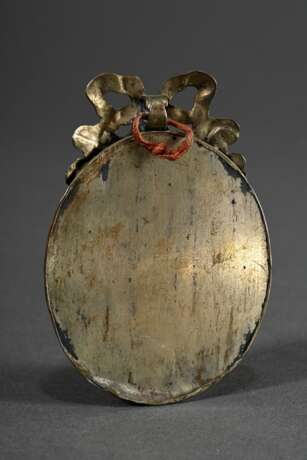 Louis XVI Silhouette "Herrenportrait" in feinem feuervergoldetem Bronze Rahmen mit Schleife, um 1760/1770, Emaille auf Metall, 7,3x5,1cm, Rückplatte nachträglich ergänzt - photo 2