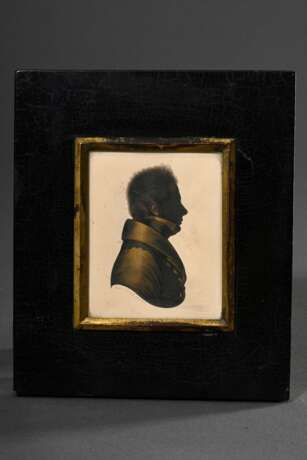 Field, John M. (1772-1848) Miniatur Silhouette "Herr mit lockigem Haar", Tinte mit Gold Höhung, u. sign., verso Original Herstelleretikett, England um 1810, 7,9x6,4cm (m.R. 15,5x13cm), Rahmen berieben - Foto 1