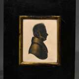 Field, John M. (1772-1848) Miniatur Silhouette "Herr mit lockigem Haar", Tinte mit Gold Höhung, u. sign., verso Original Herstelleretikett, England um 1810, 7,9x6,4cm (m.R. 15,5x13cm), Rahmen berieben - Foto 1