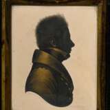 Field, John M. (1772-1848) Miniatur Silhouette "Herr mit lockigem Haar", Tinte mit Gold Höhung, u. sign., verso Original Herstelleretikett, England um 1810, 7,9x6,4cm (m.R. 15,5x13cm), Rahmen berieben - Foto 2