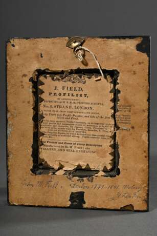 Field, John M. (1772-1848) Miniatur Silhouette "Herr mit lockigem Haar", Tinte mit Gold Höhung, u. sign., verso Original Herstelleretikett, England um 1810, 7,9x6,4cm (m.R. 15,5x13cm), Rahmen berieben - Foto 3