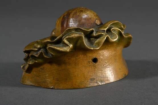 Seltene Wiener Bronze Tischklingel "Harlekin mit großem Kragen", um 1900, Boden mit Bergmann Stempel, Nr. 7018, Nase drückbar, 5,8x9,8x8,1cm - photo 2